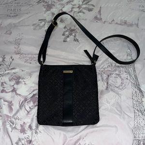 tommy hilfiger crossbody. like NEW :)
